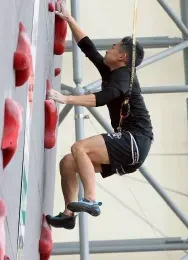 壁を登る石田選手